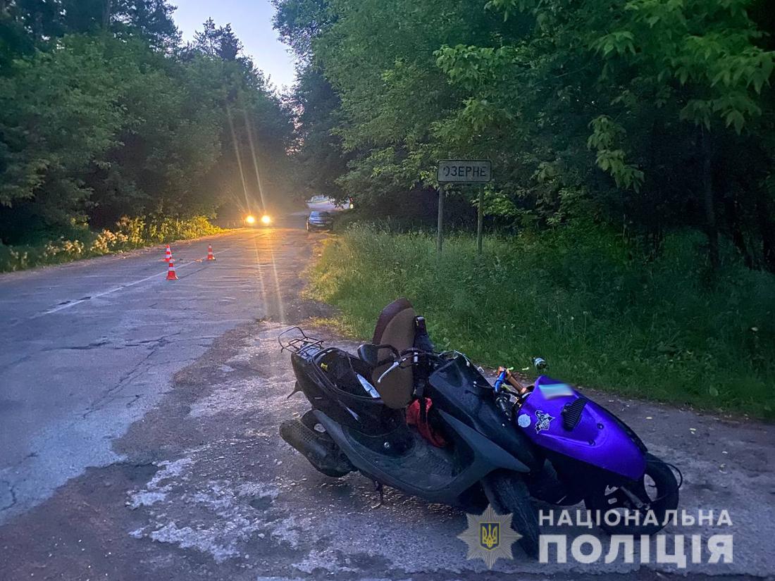Уночі в селищі поблизу Житомира два мопеди не розминулися з зустрічним мотоциклом: двоє водіїв отримали травми Фото 1
