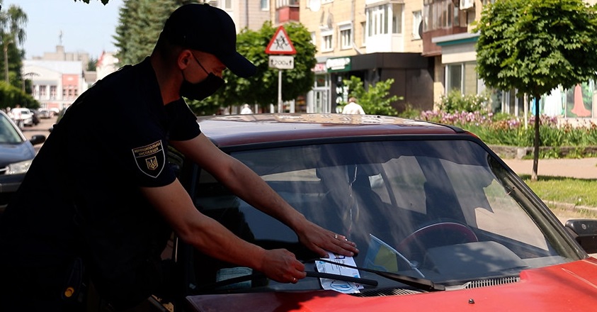 У Житомирі з 9 червня інспектори з паркування почали штрафувати водіїв за порушення правил зупинки чи стоянки Фото 1