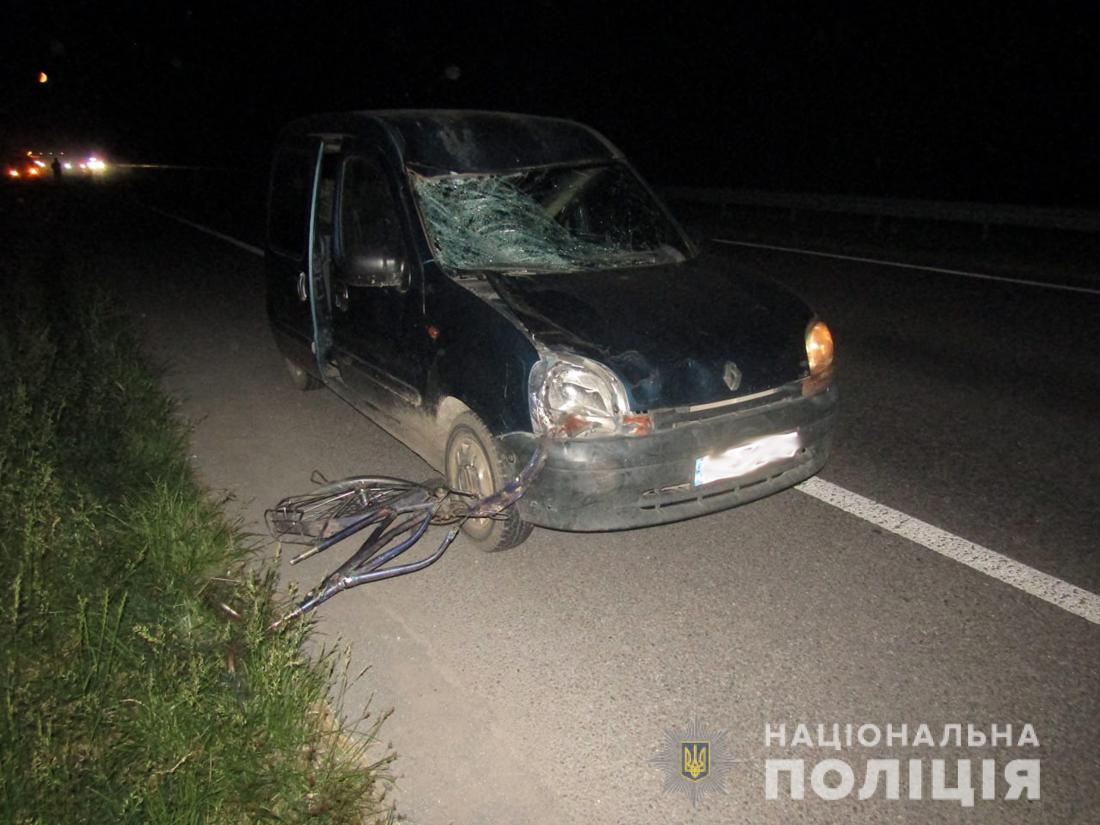 Уночі на трасі поблизу Новограда-Волинського легковик на смерть збив 75-річного велосипедиста
