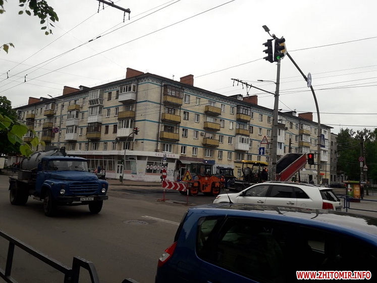 У Житомирі розпочали ремонт дороги на Хлібній та частково обмежили рух, на Київській творилася тягнучка Изображение 4