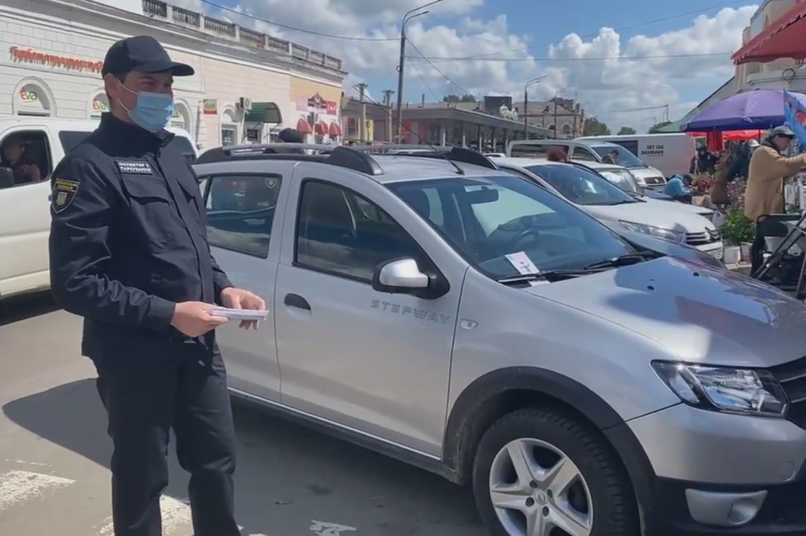 У Житомирі інспектори почали виписувати штрафи за неправильне паркування авто. ФОТО Фото 3