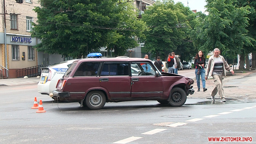 На перехресті в центрі Житомира зіткнулися Suzuki, ВАЗ та Volkswagen. ВІДЕО Изображение 7