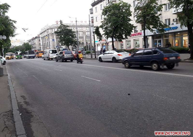 На Київській у Житомирі зіткнулись Skoda та маршрутка: на дорозі утворилась тягнучка. ФОТО Фото 5