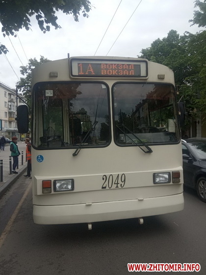 На Київській у Житомирі маршрутка наздогнала тролейбус. ФОТО Фото 3
