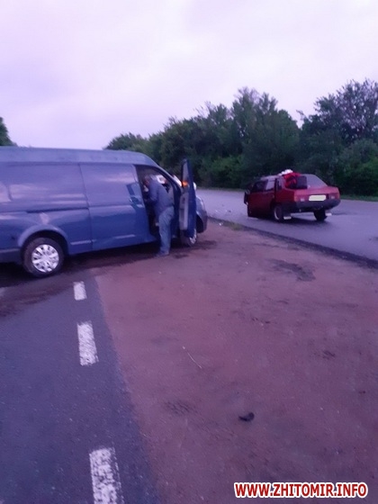 На трасі у Житомирській області зіткнулись Volkswagen та ВАЗ, один водій з травмами у лікарні. ФОТО Фото 3