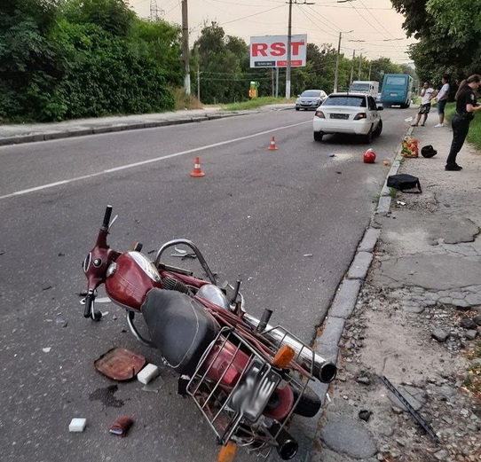 На Селецькій у Житомирі Daewoo збив мотоцикл: водій та пасажирка двоколісника у лікарні
