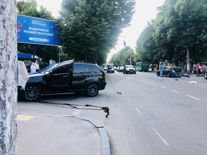 У Житомирі на перехресті зіткнулися BMW і Hyundai. ФОТО Фото 3