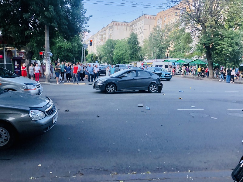 У Житомирі на перехресті зіткнулися BMW і Hyundai. ФОТО Изображение 4