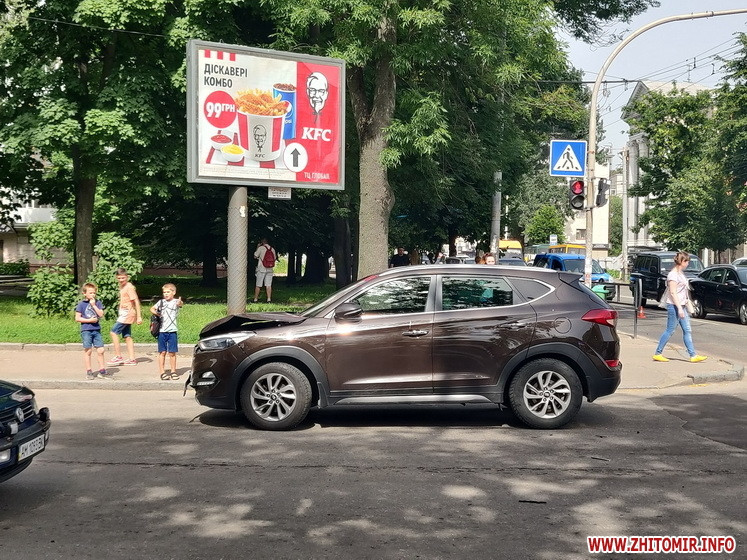На перехресті в центрі Житомира зіткнулись ВАЗ та Hyundai: двоє людей травмовані, а рух транспорту ускладнений Фото 3