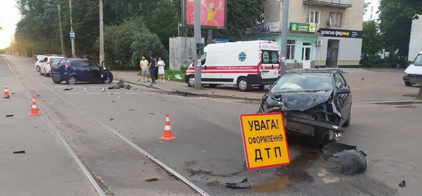 На перехресті Покровської та Грушевського у Житомирі не розминулись Seat та Opel, одного водія забрала «швидка»
