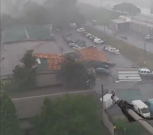 На Богунії в Житомирі сильний вітер зніс частину даху з шифером на парковку з автівками. ВІДЕО Изображение 2