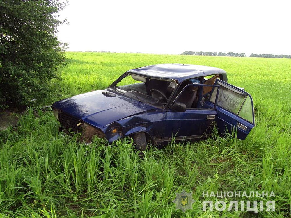 Двоє юнаків у Житомирській області поїхали в поле кататись на викраденому ВАЗ і потрапили в ДТП