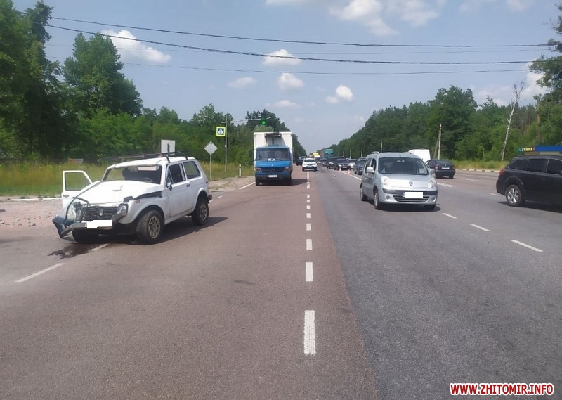 На виїзді з Житомира «Нива» наздогнала Renault, одного водія забрала «швидка». ФОТО Изображение 4