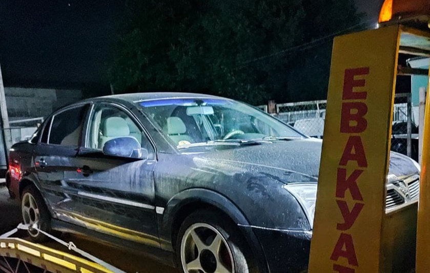 На Шевченка у Житомирі патрульні зупинили Opel за порушення правил, а виявилось, що автомобіль у розшуку