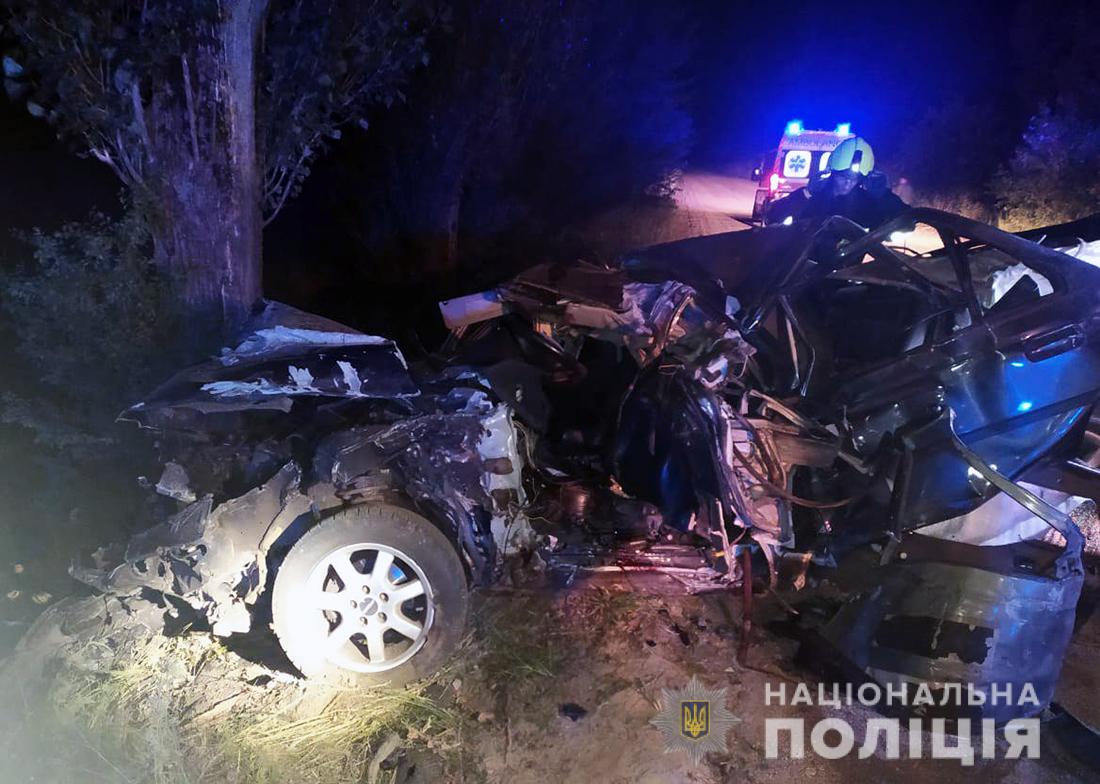 Уночі в Житомирській області легковик врізався в дерево: двоє молодих людей потрапили до лікарні Изображение 2