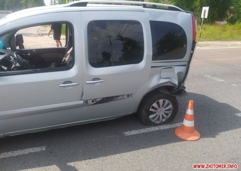 На виїзді з Житомира «Нива» наздогнала Renault, одного водія забрала «швидка». ФОТО Фото 3
