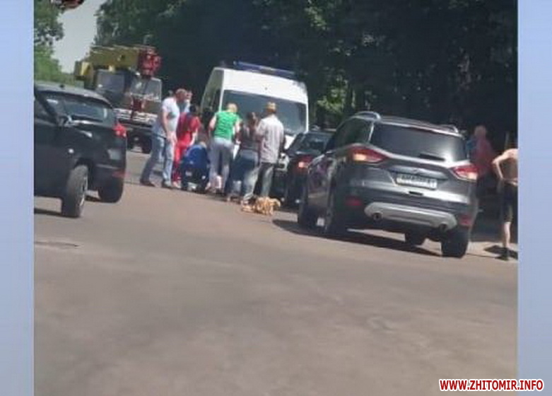 На перехресті у Житомирі автомобіль Lada збив жінку Фото 3