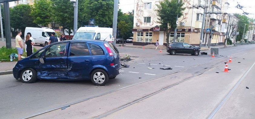 На перехресті Покровської та Грушевського у Житомирі не розминулись Seat та Opel, одного водія забрала «швидка» Фото 3