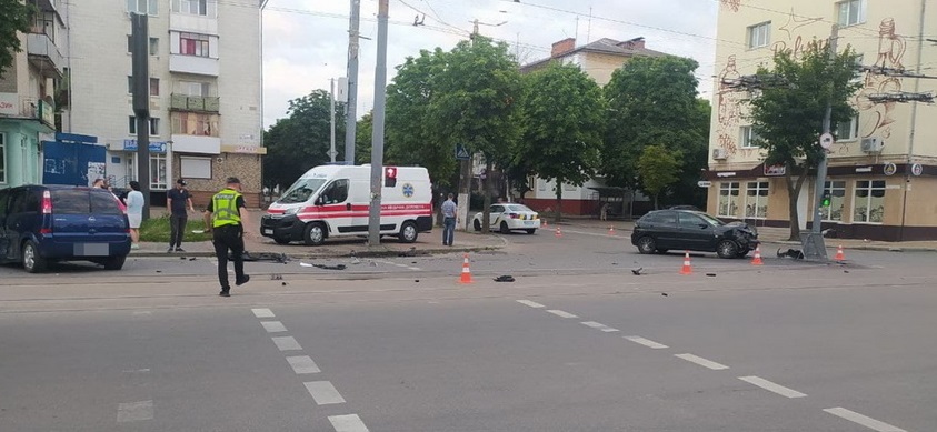 На перехресті Покровської та Грушевського у Житомирі не розминулись Seat та Opel, одного водія забрала «швидка» Изображение 2