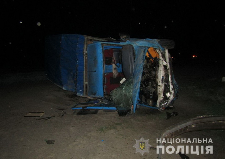У двох ДТП у Житомирській області постраждали четверо молодих людей: мотоцикл зіткнувся з автомобілем, бус в’їхав у бордюр та перекинувся Фото 3