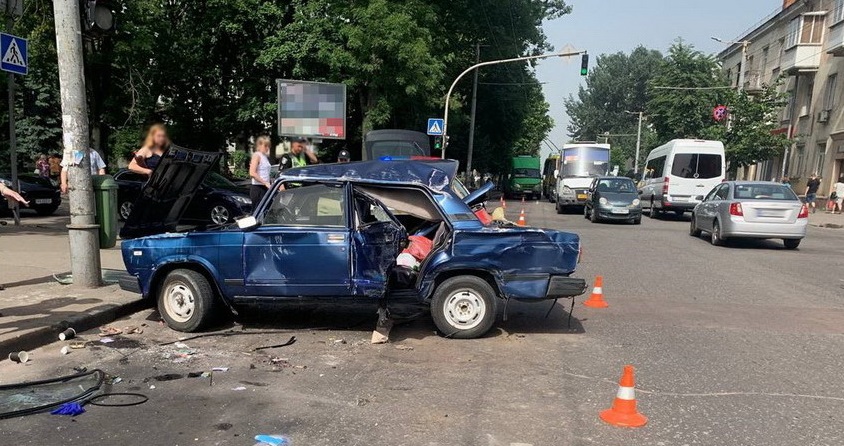 У мережі з’явилося відео моменту ДТП на Київській в Житомирі, де від перекидання ВАЗу травмувалися дві пасажирки