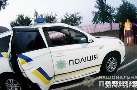 У Житомирській області патрульні склали кілька протоколів на водія Mercedes: був п’яним, втікав від патрульних