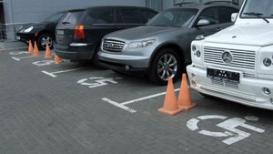 За паркування на місцях для людей з інвалідністю будуть штрафи від 1 тис. гривень