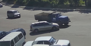 На вулиці Жуйка у Житомирі припаркований Renault без водія в’їхав у вантажівку. ВІДЕО
