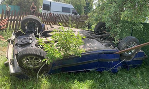 У селі Житомирської області ВАЗ влетів у паркан та перекинувся: водій загинув на місці