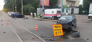 На перехресті Покровської та Грушевського у Житомирі не розминулись Seat та Opel, одного водія забрала «швидка»