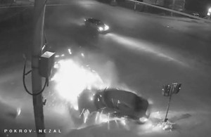 Камери зафіксували момент жорсткої ДТП в Житомирі: машина вилетіла на тротуар і перекинулась. ВІДЕО