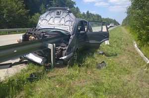 На автодорозі в Житомирській області Ford врізався у колесовідбійник, водій загинув