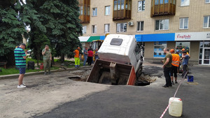 На майдані Соборному в Житомирі вантажівка провалилася під асфальт. ВІДЕО