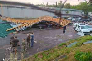 У Житомирі поліція розпочала розслідування за фактом пошкодження 11 автомобілів, на які під час грози впав дах