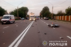 У передмісті Житомира вантажівка наїхала на мотоцикл що рухався попереду: 19-річна водійка двоколісника у лікарні