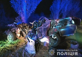 Уночі в Житомирській області легковик врізався в дерево: двоє молодих людей потрапили до лікарні