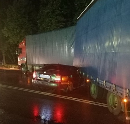 На проспекті Незалежності у Житомирі Skoda в’їхала у вантажівку, яка розверталась, водія легковика госпіталізували
