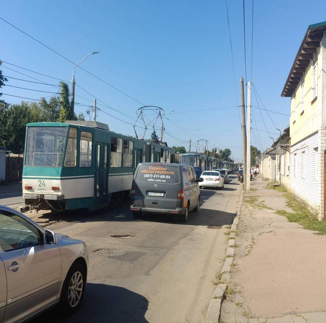 ДТП у Житомирі зупинила рух трамваїв: є постраждалі. ФОТО Изображение 2
