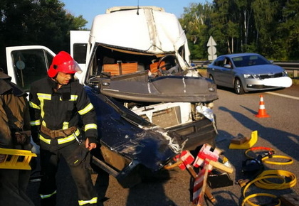 На трасі Київ – Чоп маршрутка зіткнулася з вантажівкою: травмованого водія деблокували рятувальники. ФОТО