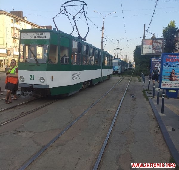 На перехресті у Житомирі зіткнулись два автомобілі та заблокували рух трамваїв Фото 3