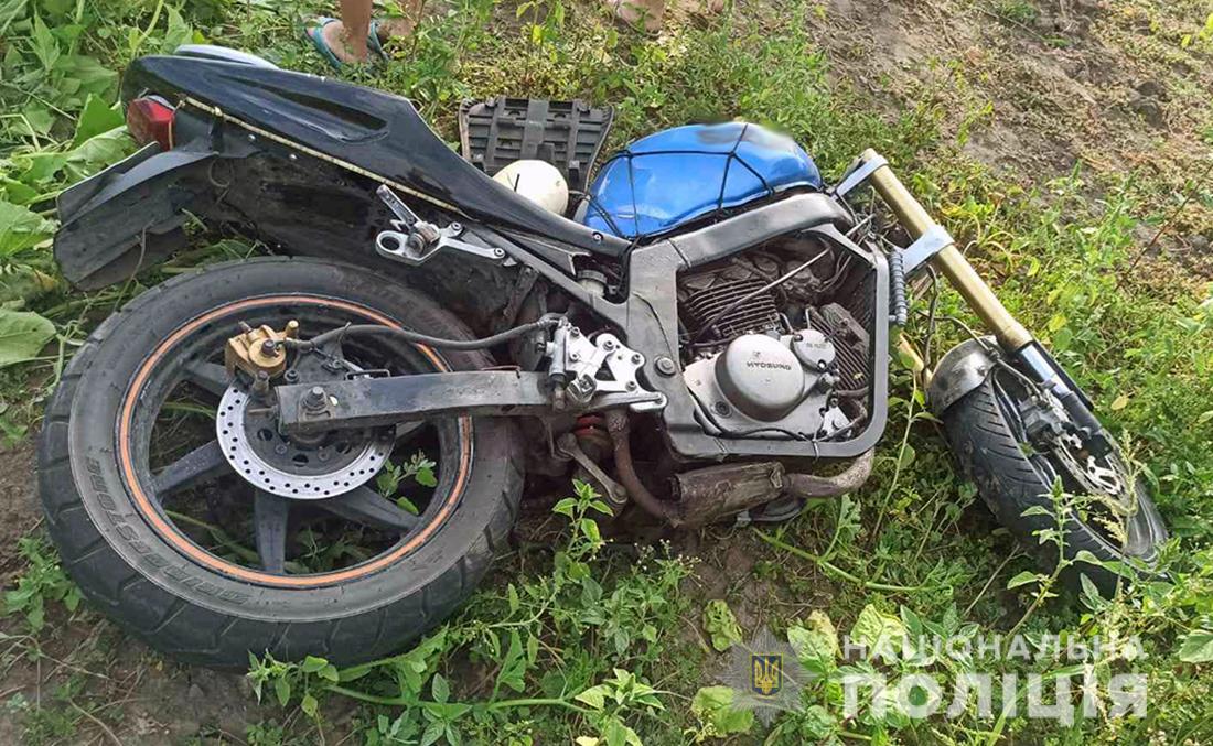 На трасі у Житомирській області мотоцикл врізався у стовп: від травм померли 25-річний водій та 20-річний пасажир