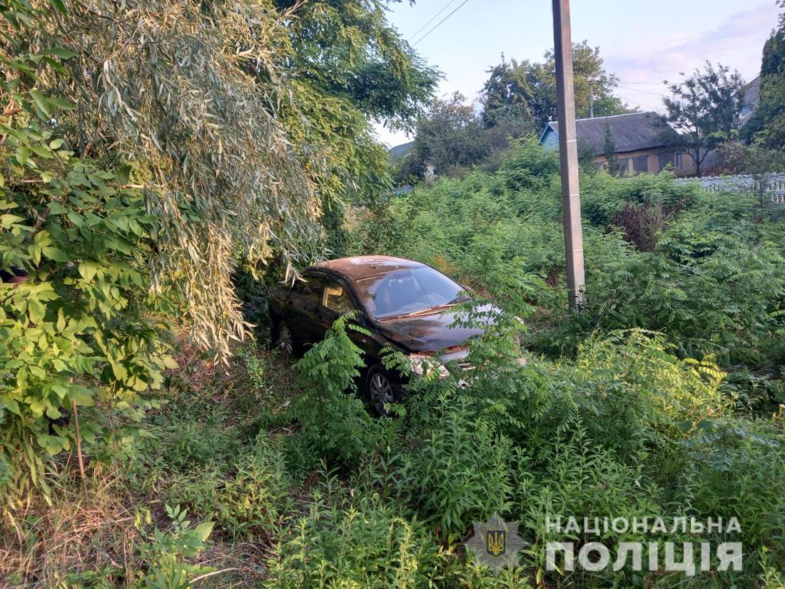 У Житомирській області Toyota злетіла з дороги на узлісся: травми отримали водій і троє пасажирів, серед яких 7-річна дитина Изображение 2