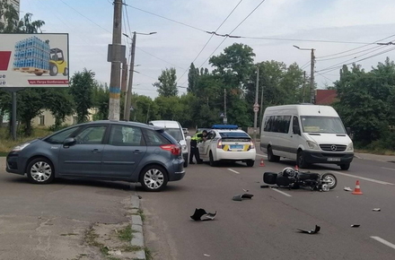 На Крошні в Житомирі зіткнулися автомобіль та електромопед, водія двоколісника госпіталізували