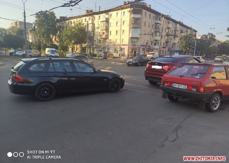 На перехресті у Житомирі зіткнулись два автомобілі та заблокували рух трамваїв Изображение 4