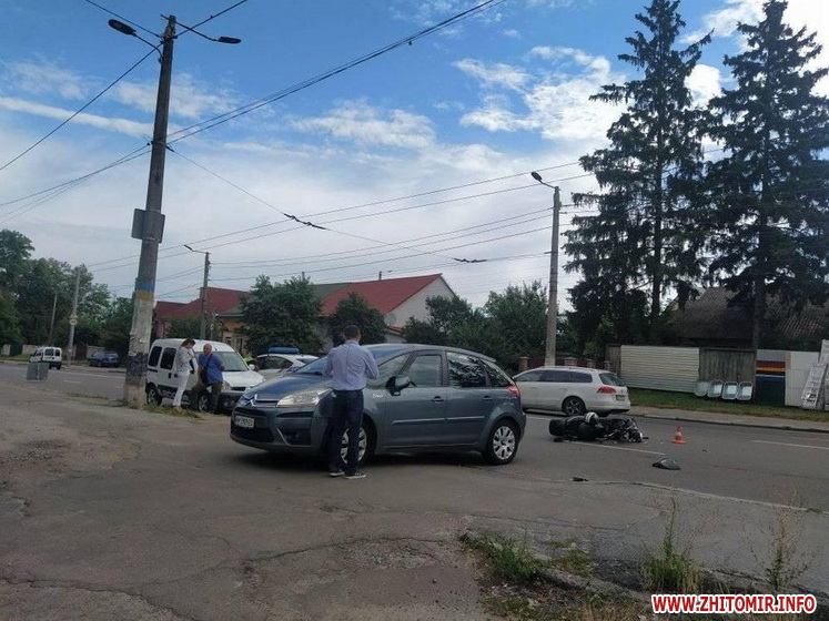На Крошні в Житомирі зіткнулися автомобіль та електромопед, водія двоколісника госпіталізували Фото 3