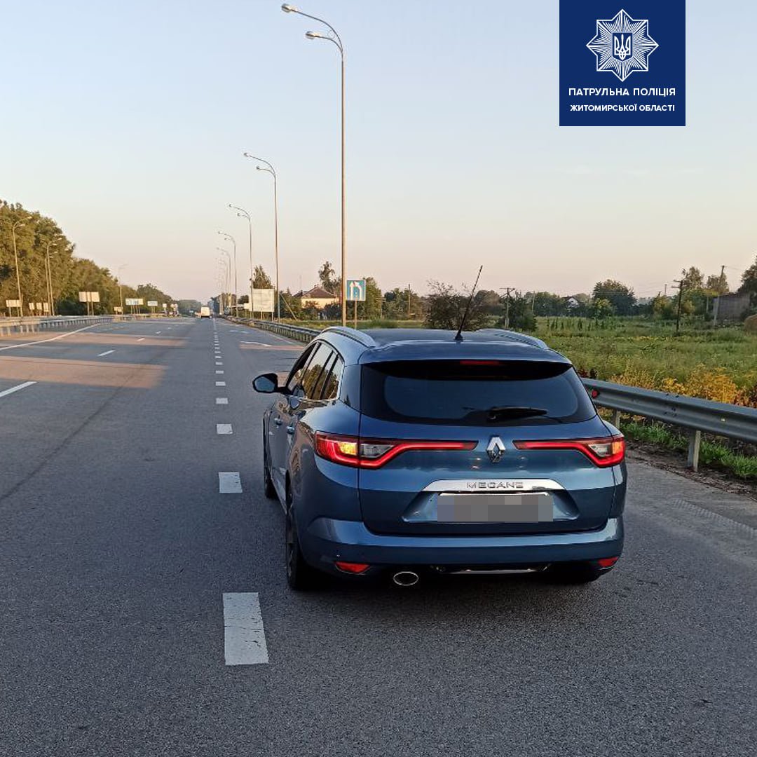 На трасі Київ-Чоп у Житомирській області патрульні зупинили Renault за порушення правил: автомобіль виявися у розшуку