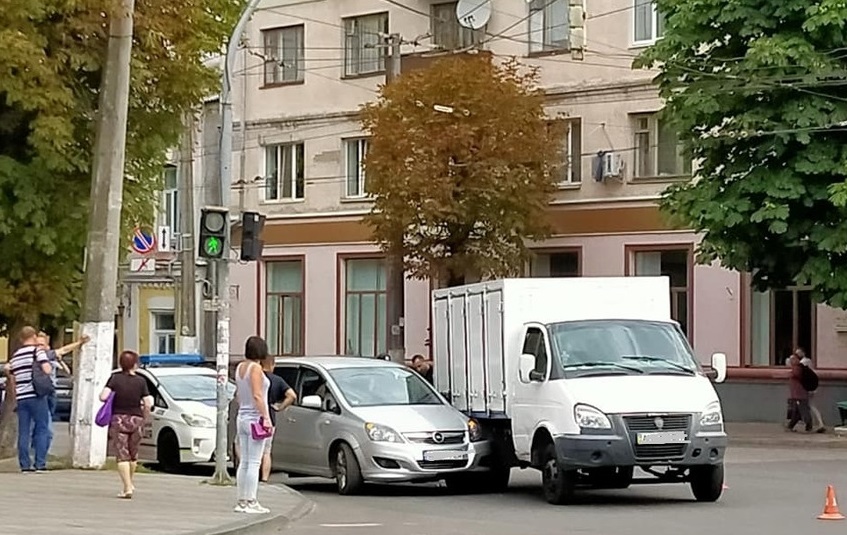 На перехресті в центрі Житомира не розминулись хлібовоз та Opel Фото 1