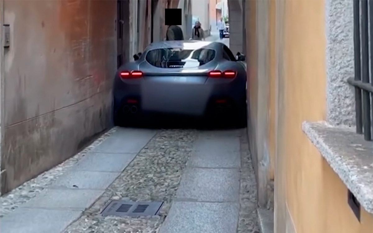 В Італії Ferrari застряг між двох будинків