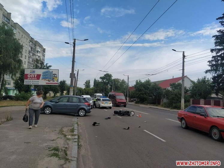 На Крошні в Житомирі зіткнулися автомобіль та електромопед, водія двоколісника госпіталізували Изображение 4