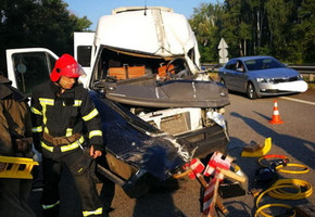 На трасі Київ – Чоп маршрутка зіткнулася з вантажівкою: травмованого водія деблокували рятувальники. ФОТО